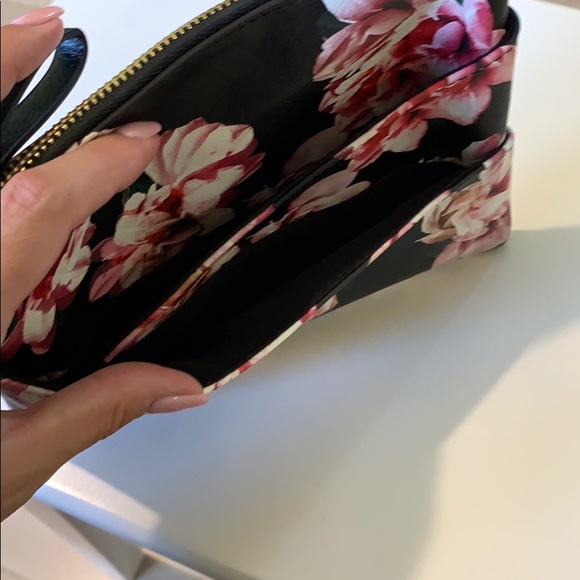 Black floral wristlet - Picture 3 of 7